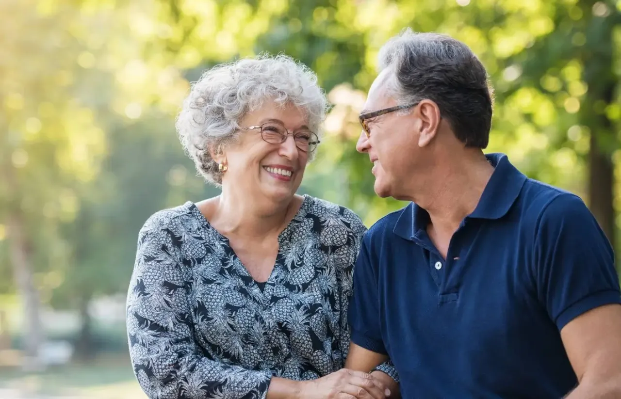 szczęśliwa dojrzała para, wsp&oacute;lne pasje senior&oacute;w