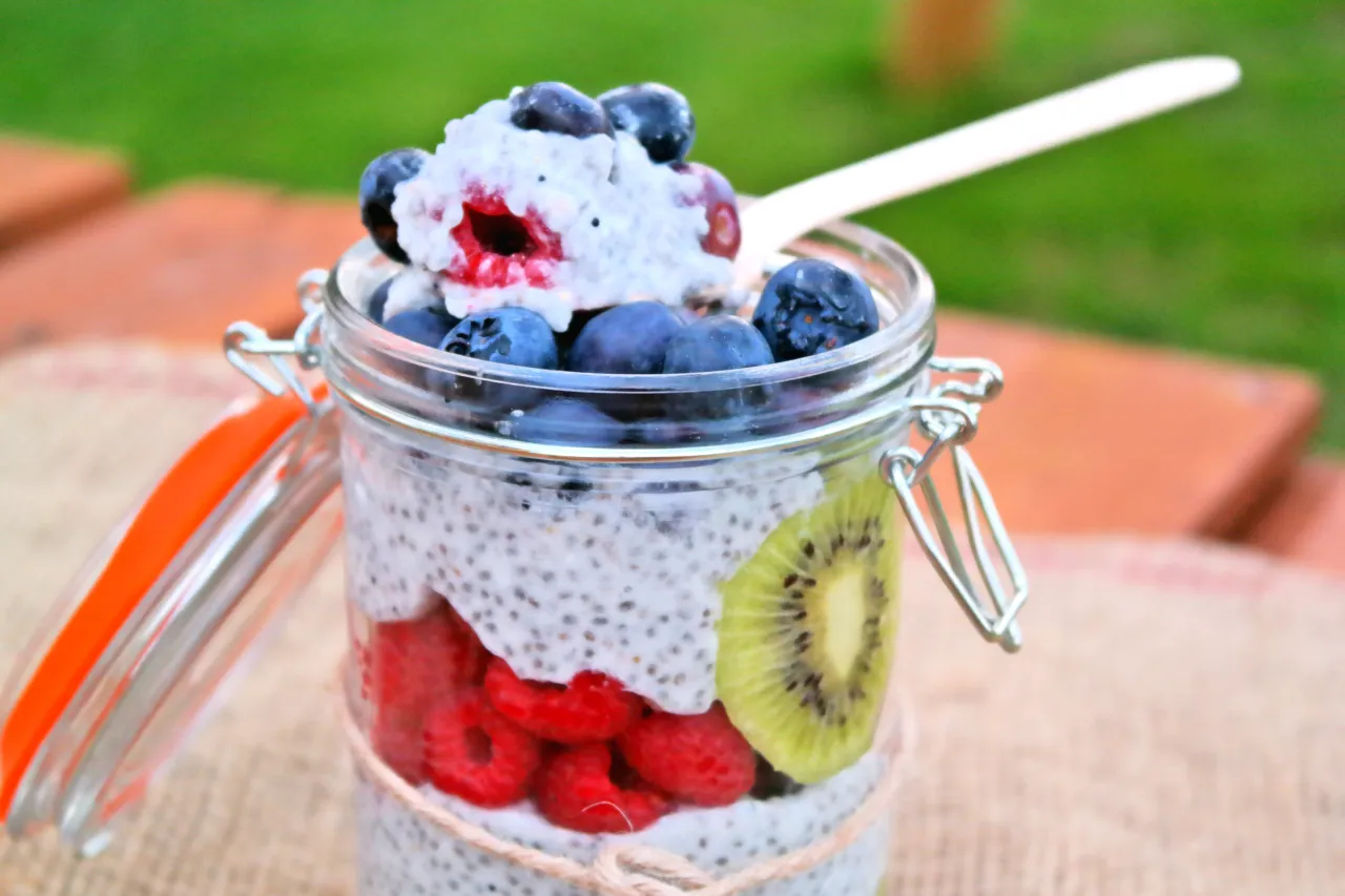 Pyszny deser chia z malinami, borówkami i kiwi. Idealny przepis na zdrowe śniadanie lub przekąskę.