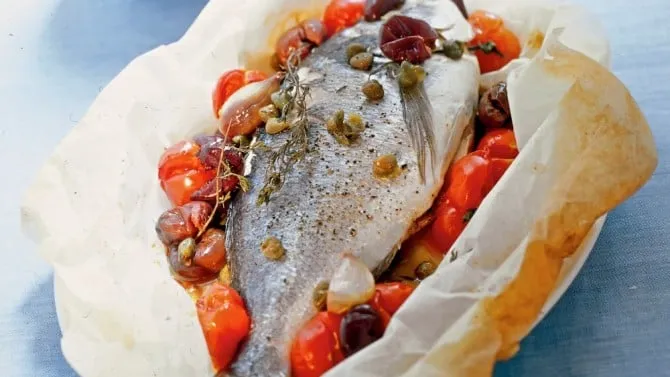 Orata al cartoccio con pomodorini e olive