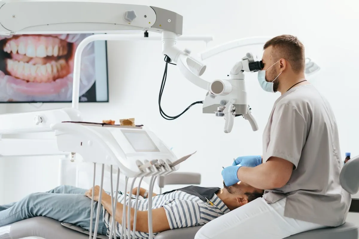 różnice między dentystą a stomatologiem infografika