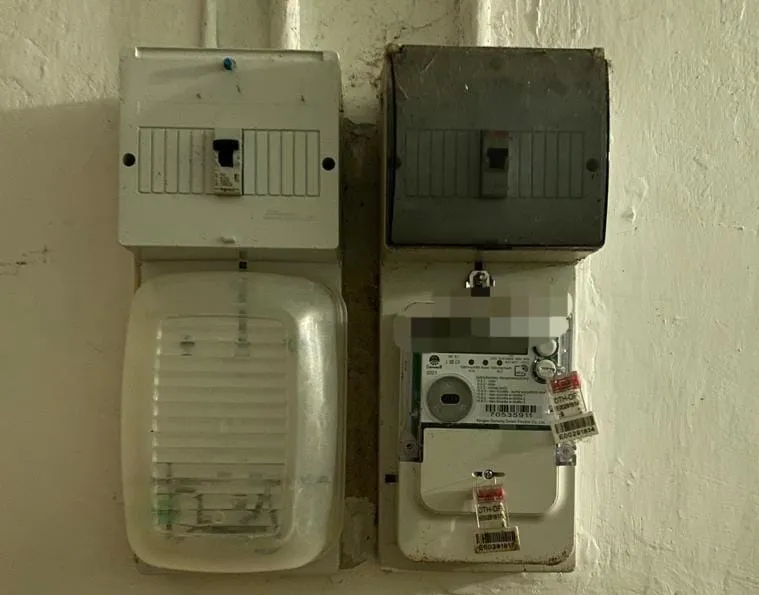 Nielegalne podłączenie prądu ryzyka porażenia