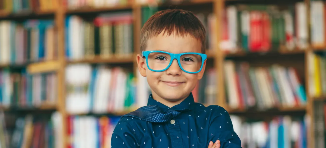 dziecko wybiera okulary korekcyjne