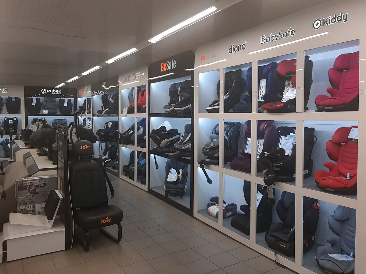 Wiele fotelików dziecięcych na sprzedaż, idealne do nauki, jak sprzedawać akcesoria dziecięce w internecie.