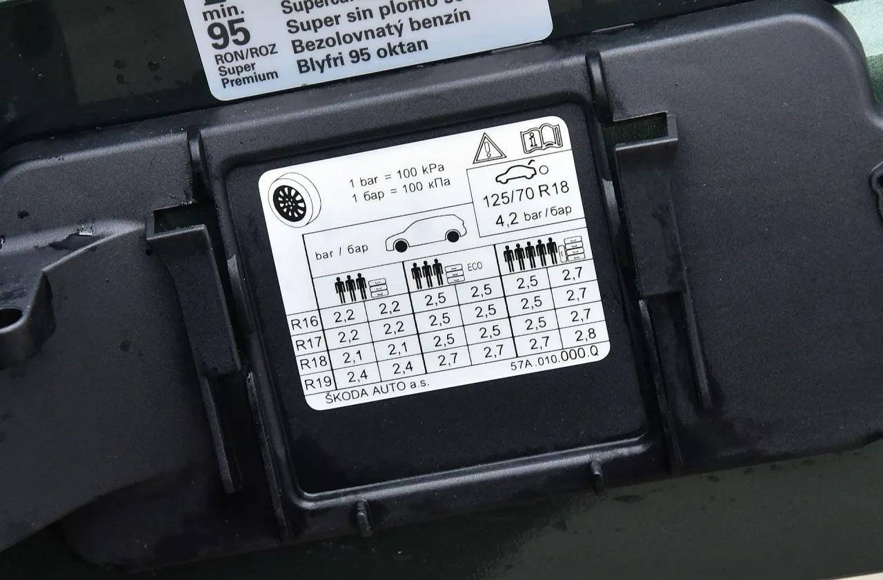 naklejka ciśnienie opon słupek drzwi, klapka wlewu paliwa ciśnienie opon