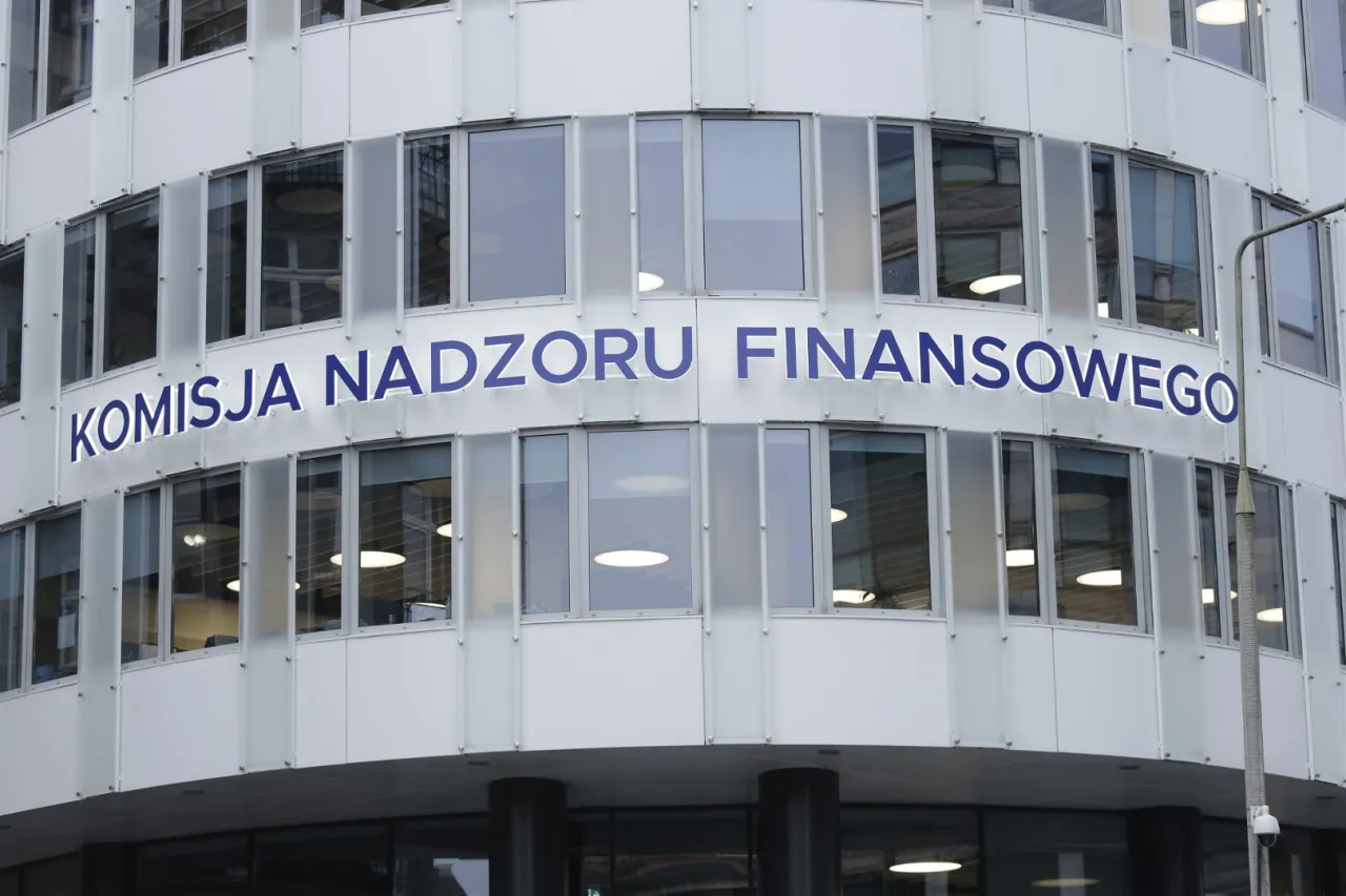 Rysunek przedstawiający logo KNF i NBP z symbolem ostrzeżenia