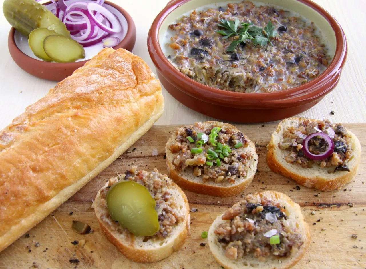 boczek zanurzony w smalcu w naczyniu żaroodpornym