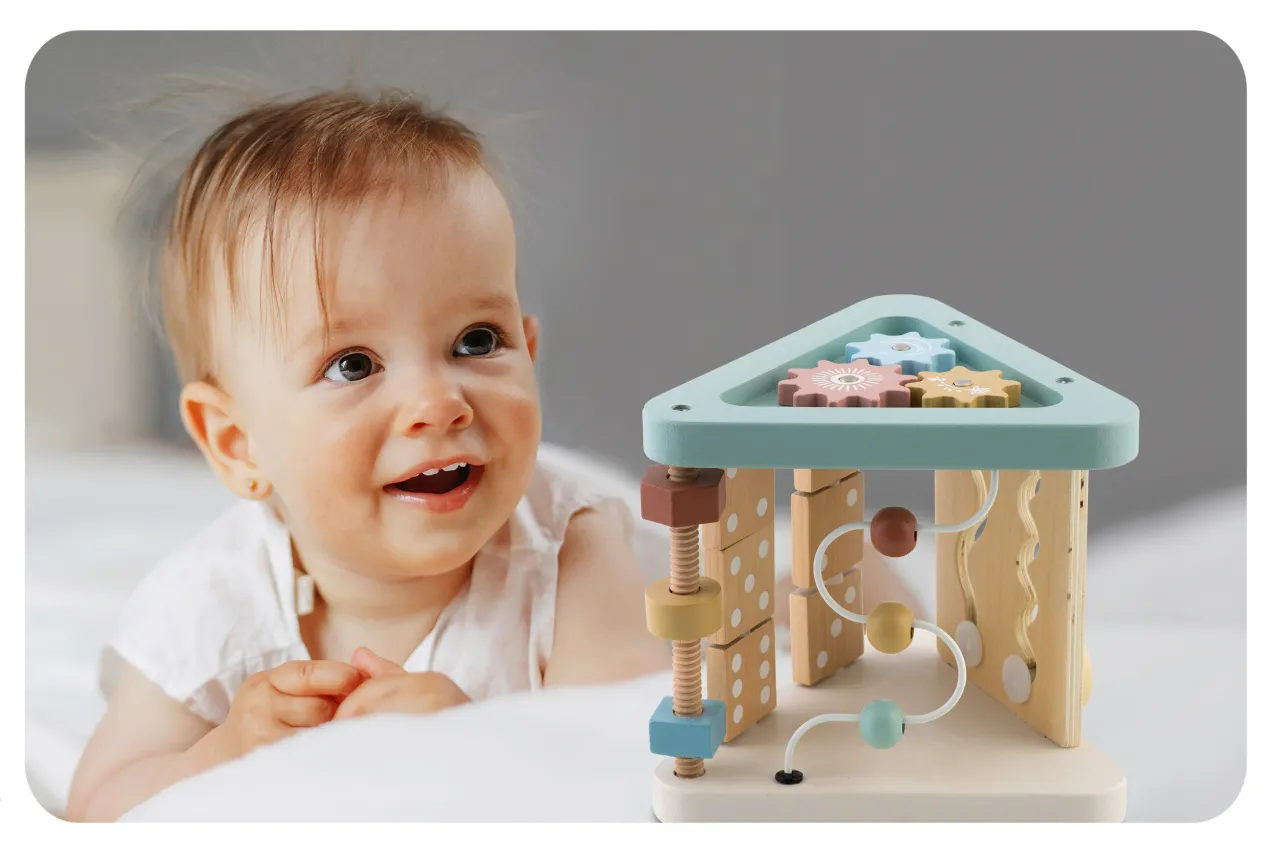 Dziecko bawi się drewnianą kostką sensoryczną wiek