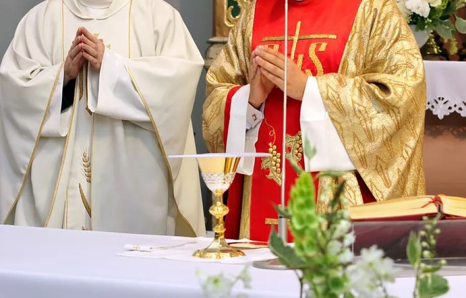 kapłan podczas mszy świętej, symbolika kapłaństwa