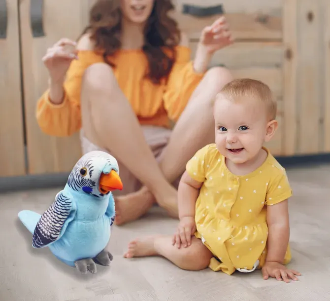 dziecko bawi się interaktywną papugą