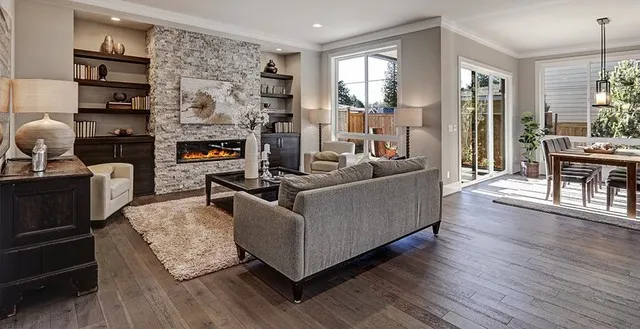 Dywan do salonu z jasną podłogą i ciemnymi meblami