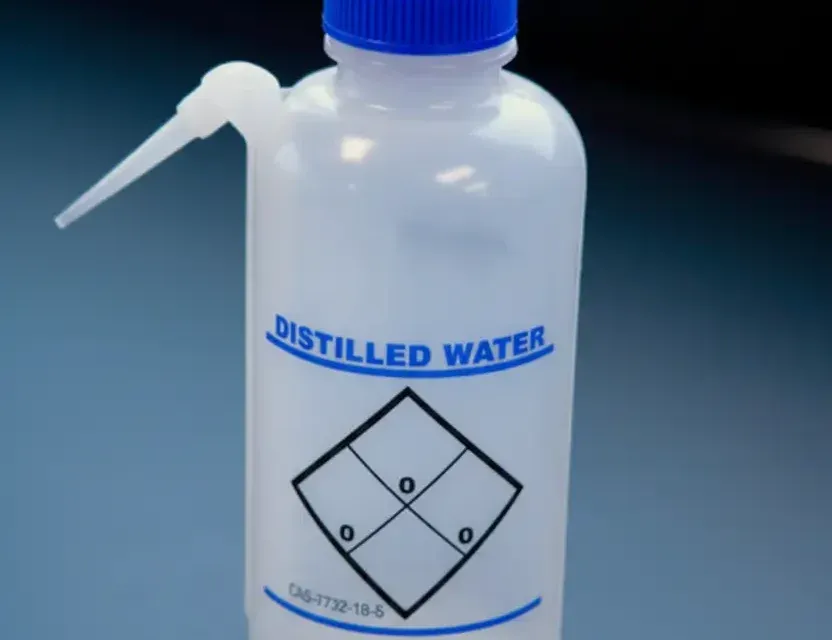 Woda destylowana vs demineralizowana butelki