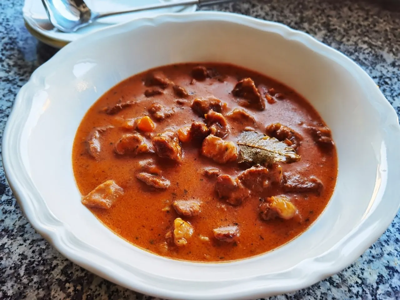 gotowy gulasz z łopatki wieprzowej