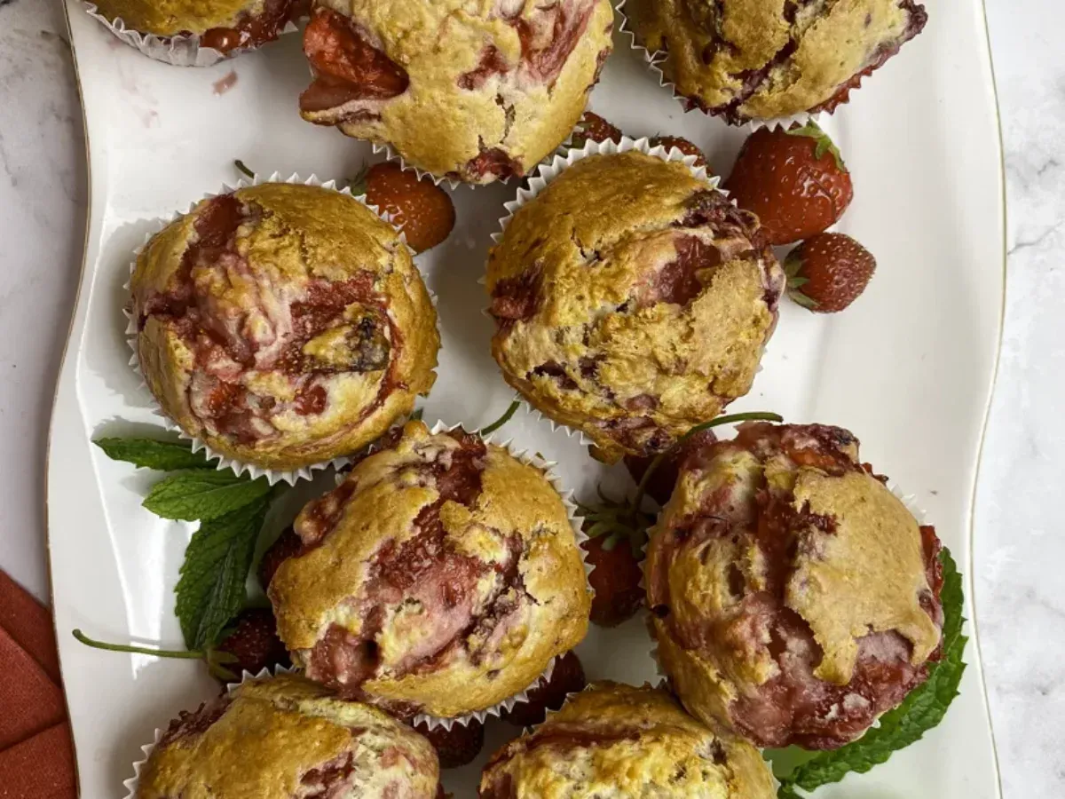 Pyszne, domowe muffinki z truskawkami. Idealny przepis na zdrowe muffinki, kt&oacute;re zachwycą każdego.