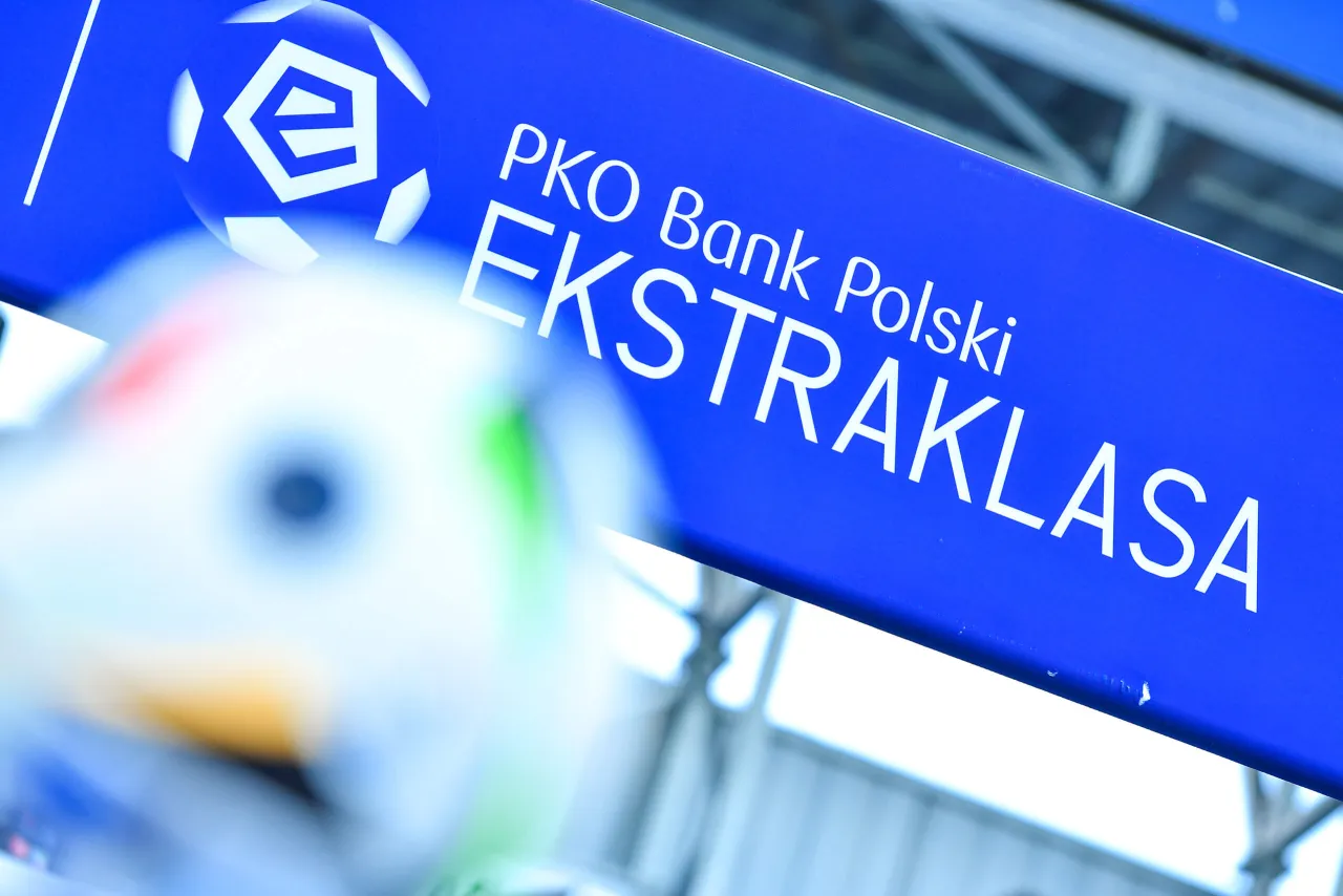 Niebieski baner z logo PKO Bank Polski i napisem EKSTRAKLASA. Kibice zastanawiają się, ile kolejek do końca sezonu.