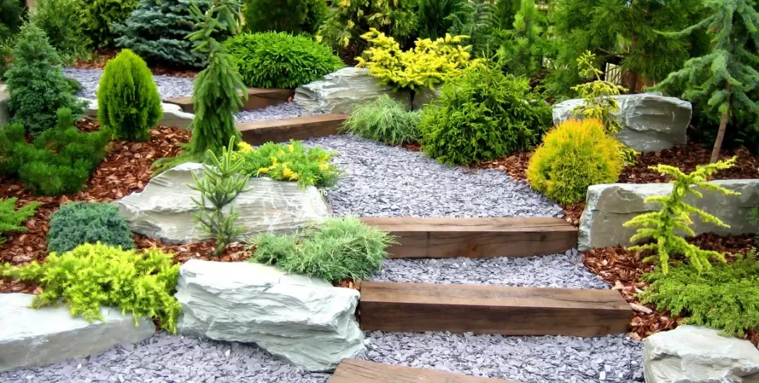 przykłady aranżacji ogrodu z kamieniami ozdobnymi