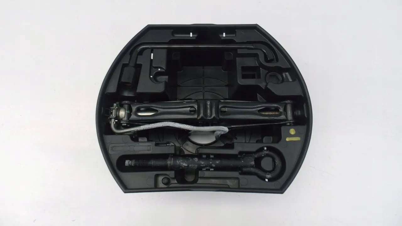 Zestaw narzędzi Citroen Berlingo koło zapasowe klucz lewarek