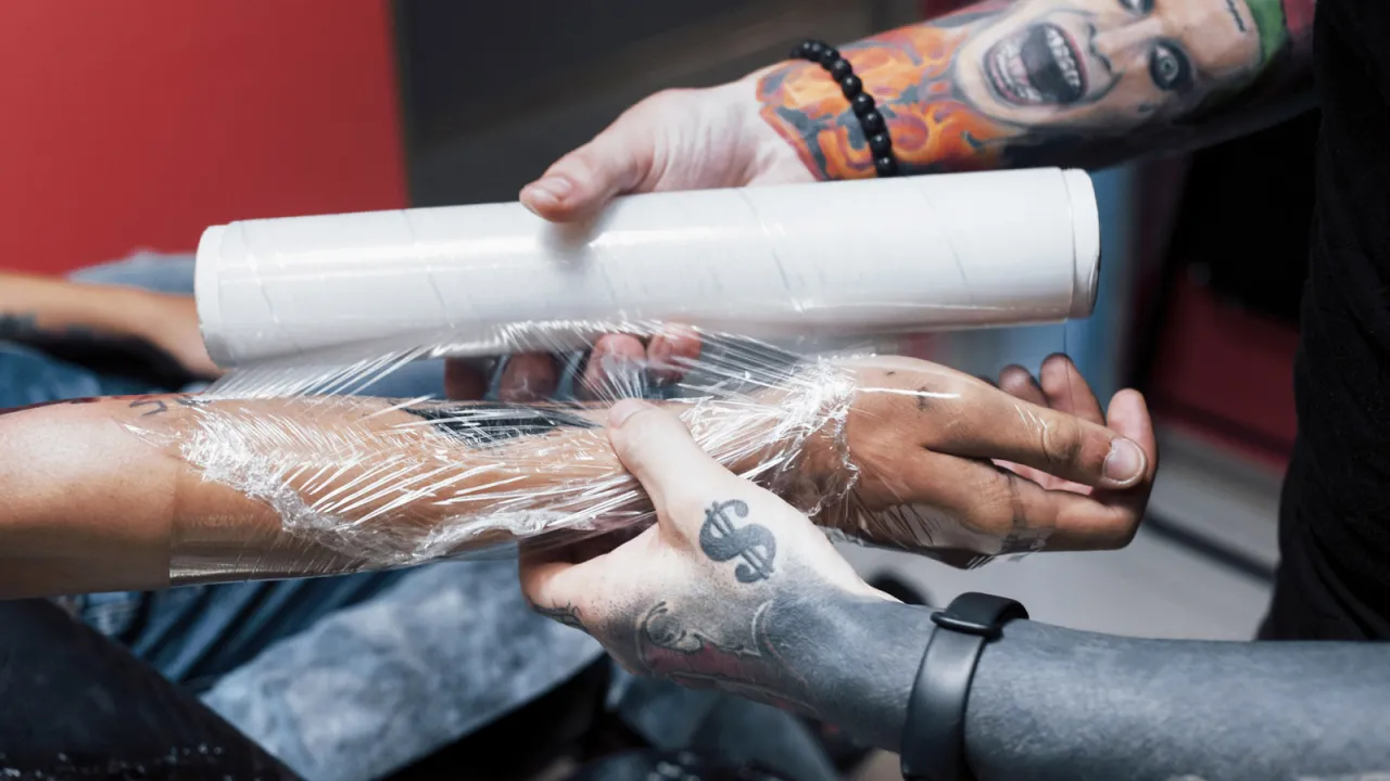 świeży tatuaż proces gojenia