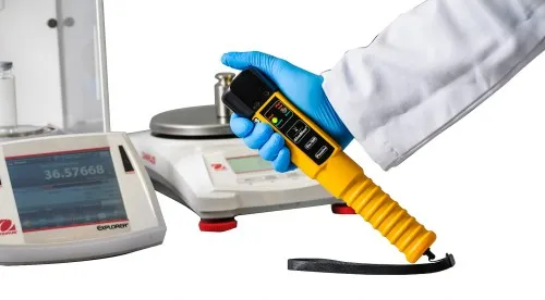 technik kalibrujący alkomat w laboratorium