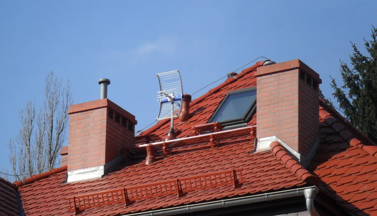 Antena DVB-T2 na dachu