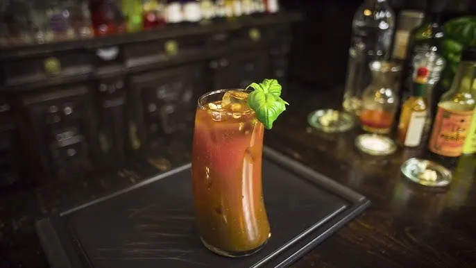 profesjonalnie przygotowany koktajl Krwawa Mary w eleganckim barze
