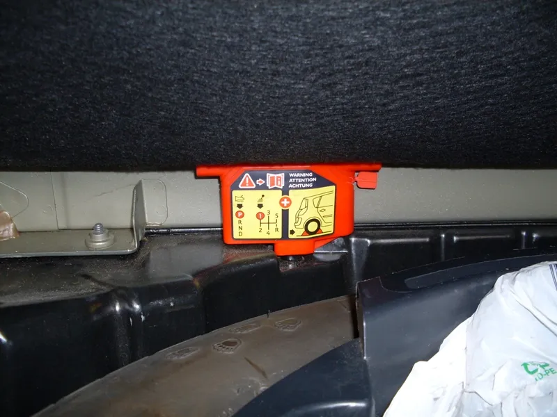 Renault Megane 2 awaryjne zwolnienie hamulca ręcznego