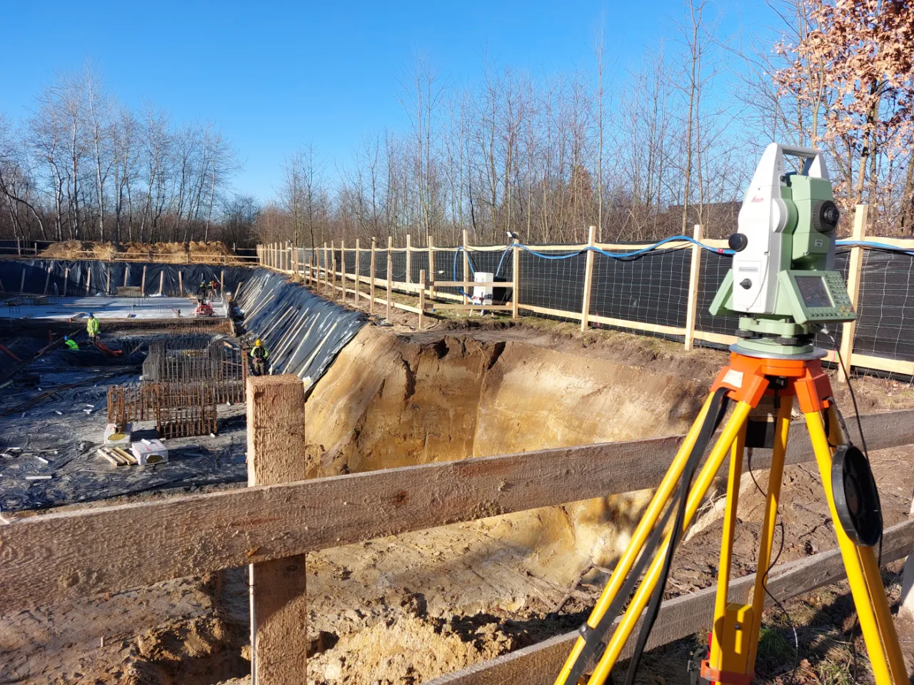 geodeta na działce pomiary gps tachimetr