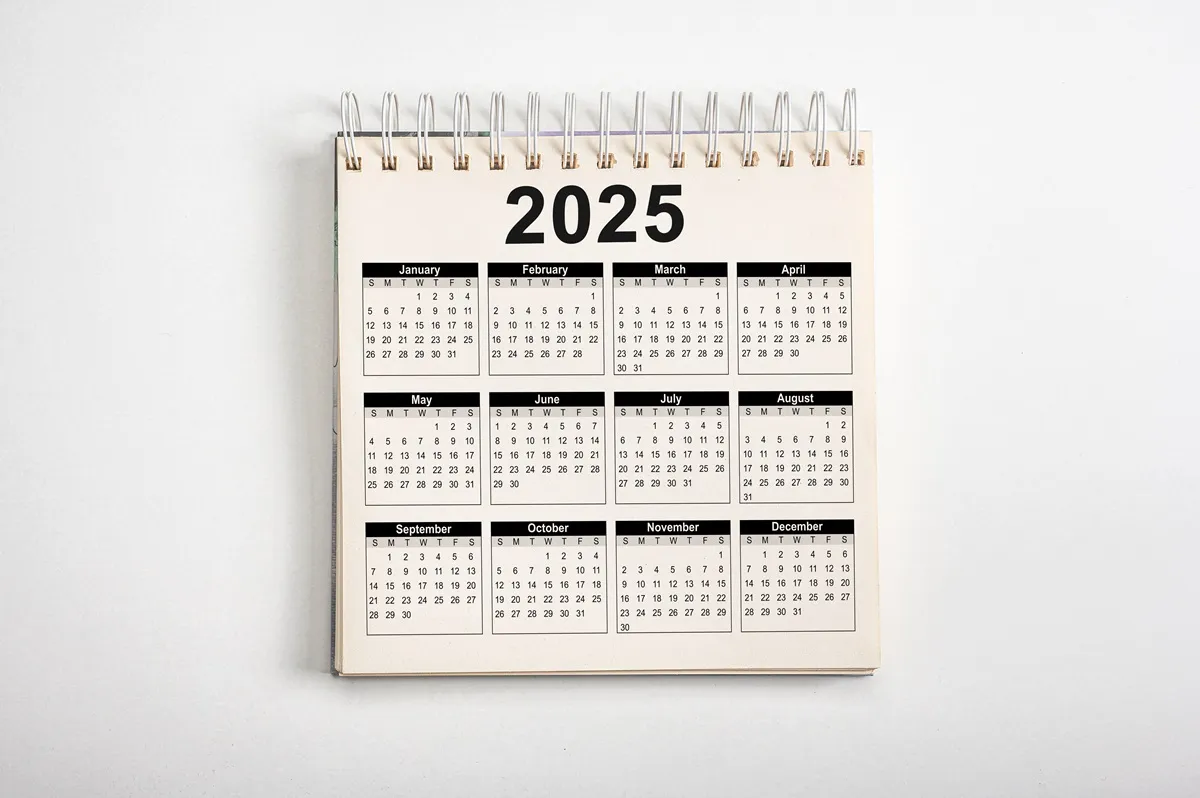 kalendarz 2025 z zaznaczonymi datami wypłat świadczeń