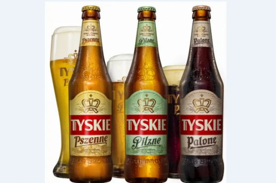 Różne opakowania piwa Tyskie w sklepie