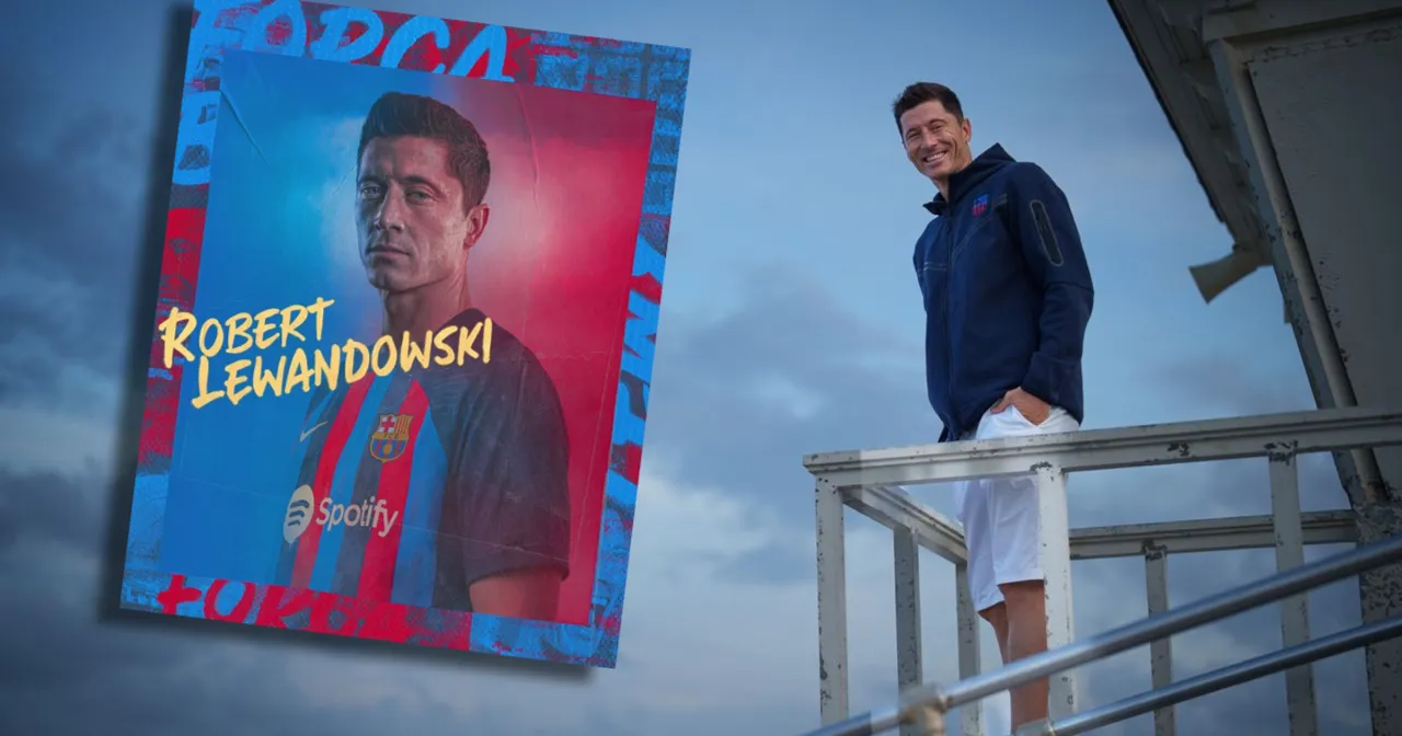 Robert Lewandowski w Barcelonie zarabia miliony. Na plakacie i obok, uśmiechnięty piłkarz w stroju FCB.