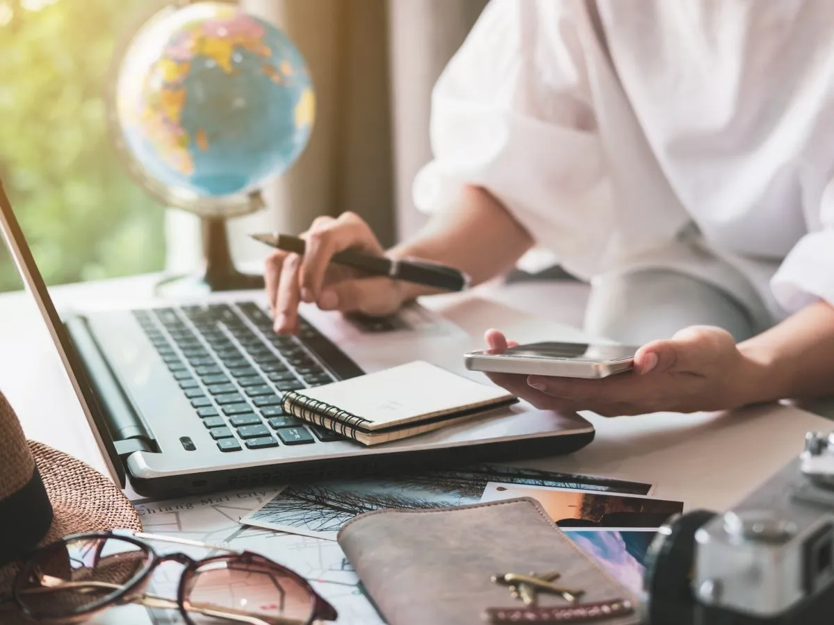 Kobieta rezerwująca nocleg na laptopie