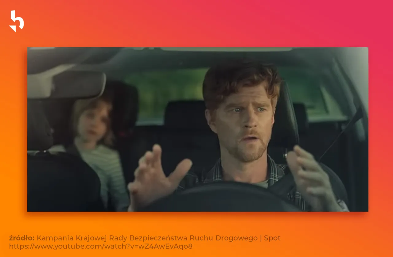 Mężczyzna z przerażeniem na twarzy, z dzieckiem na tylnym siedzeniu, w samochodzie. To przykład marketing narracyjny.