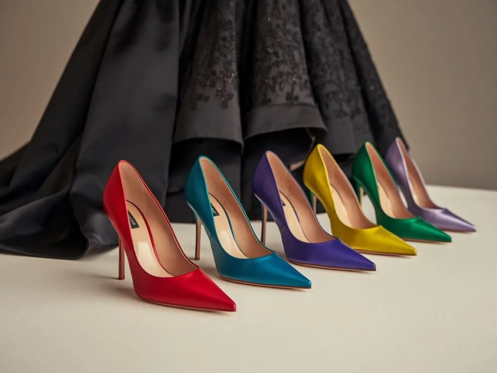 Kolorowe szpilki do czarnej sukienki fuksja kobalt szmaragd