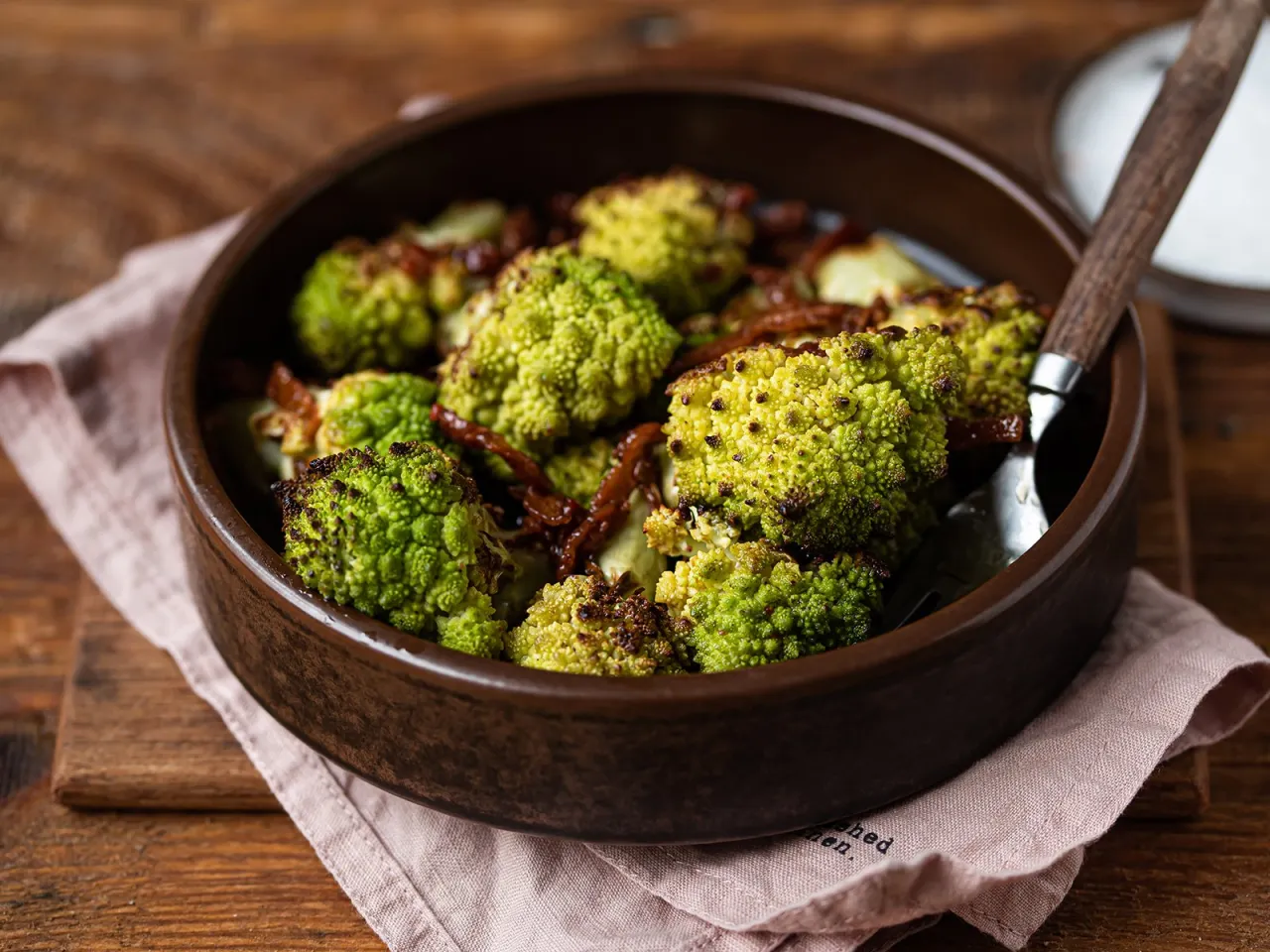 gebackener Romanesco im Ganzen mit Kr&auml;utern als Hauptgericht