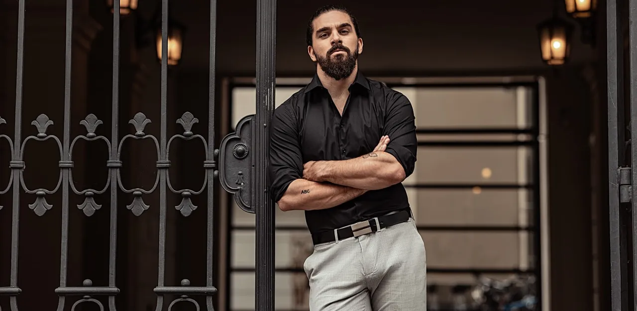 czarna koszula z szarymi spodniami i beżowymi spodniami