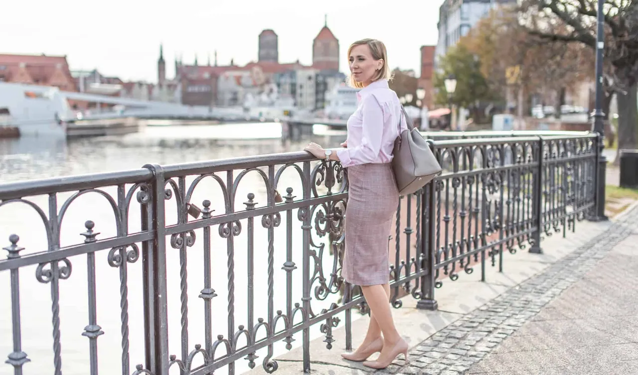 elegancka sp&oacute;dnica oł&oacute;wkowa midi stylizacje