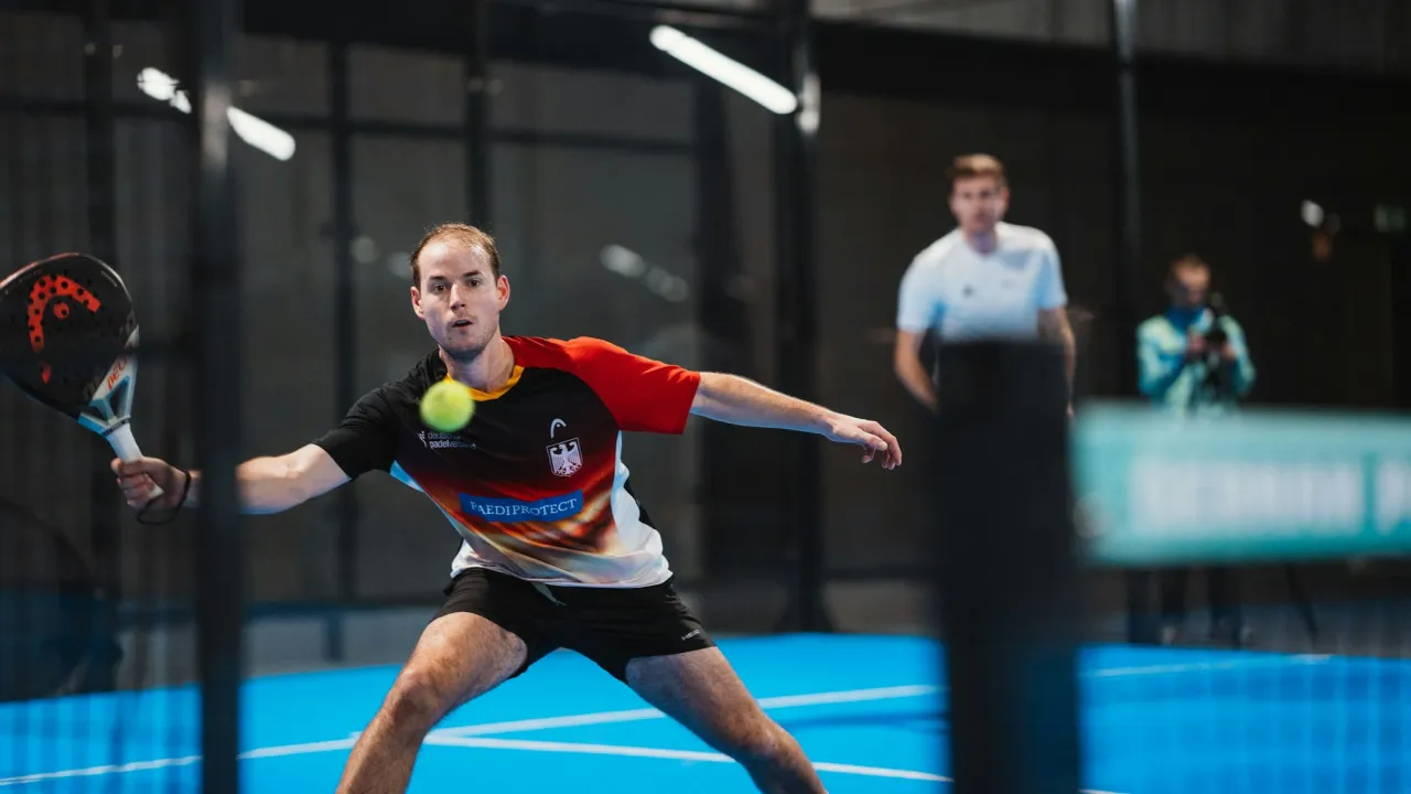 Padel Tennis Spieler in Aktion Köln