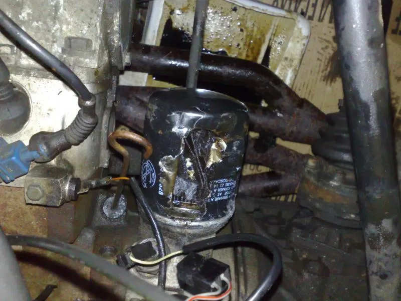filtre &agrave; huile bloqu&eacute; dans un moteur de voiture