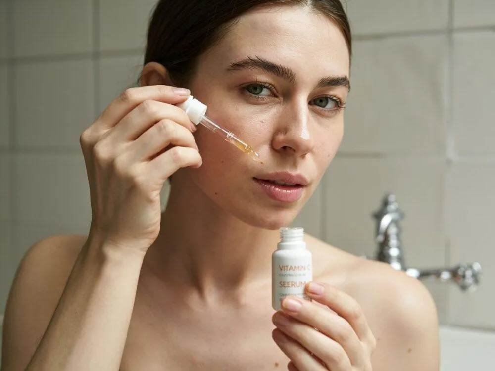 Zdjęcie Czy serum z witaminą C wysusza skórę? Sprawdź, zanim użyjesz