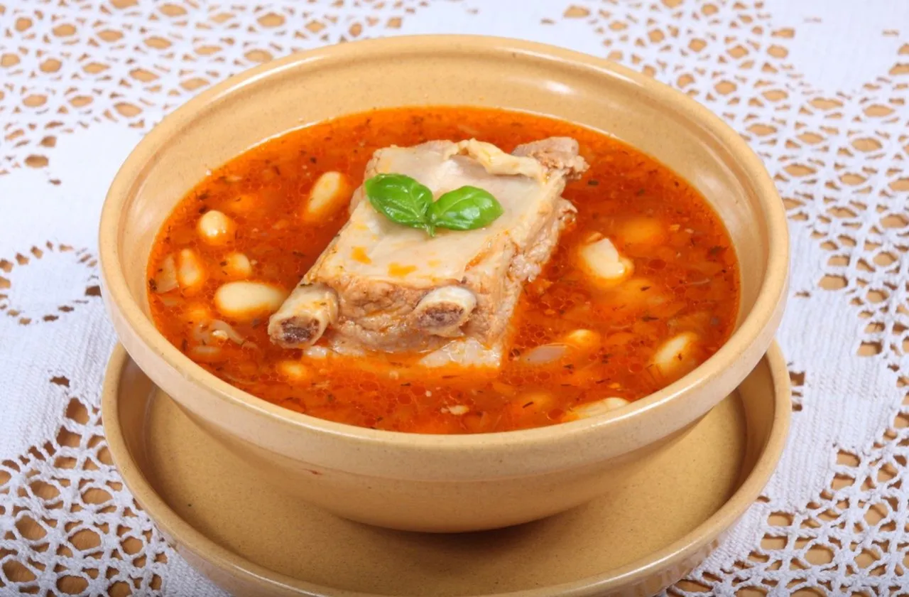 r&oacute;żne zupy na żeberkach wieprzowych