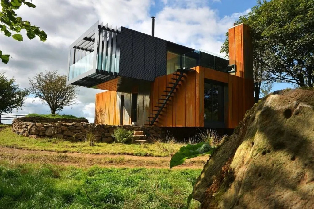nowoczesny dom z kontener&oacute;w morskich w lesie