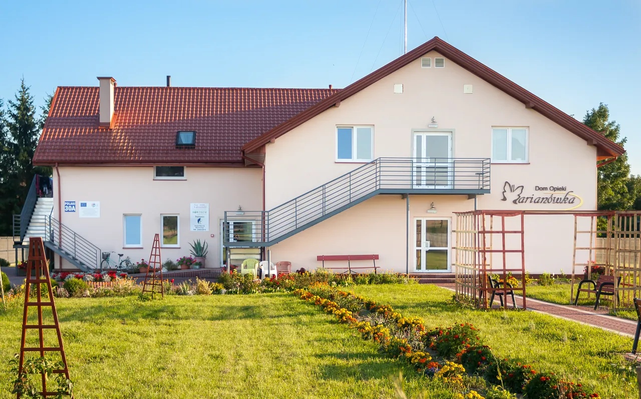 Dom Opieki Marianówka Polaki z zewnątrz