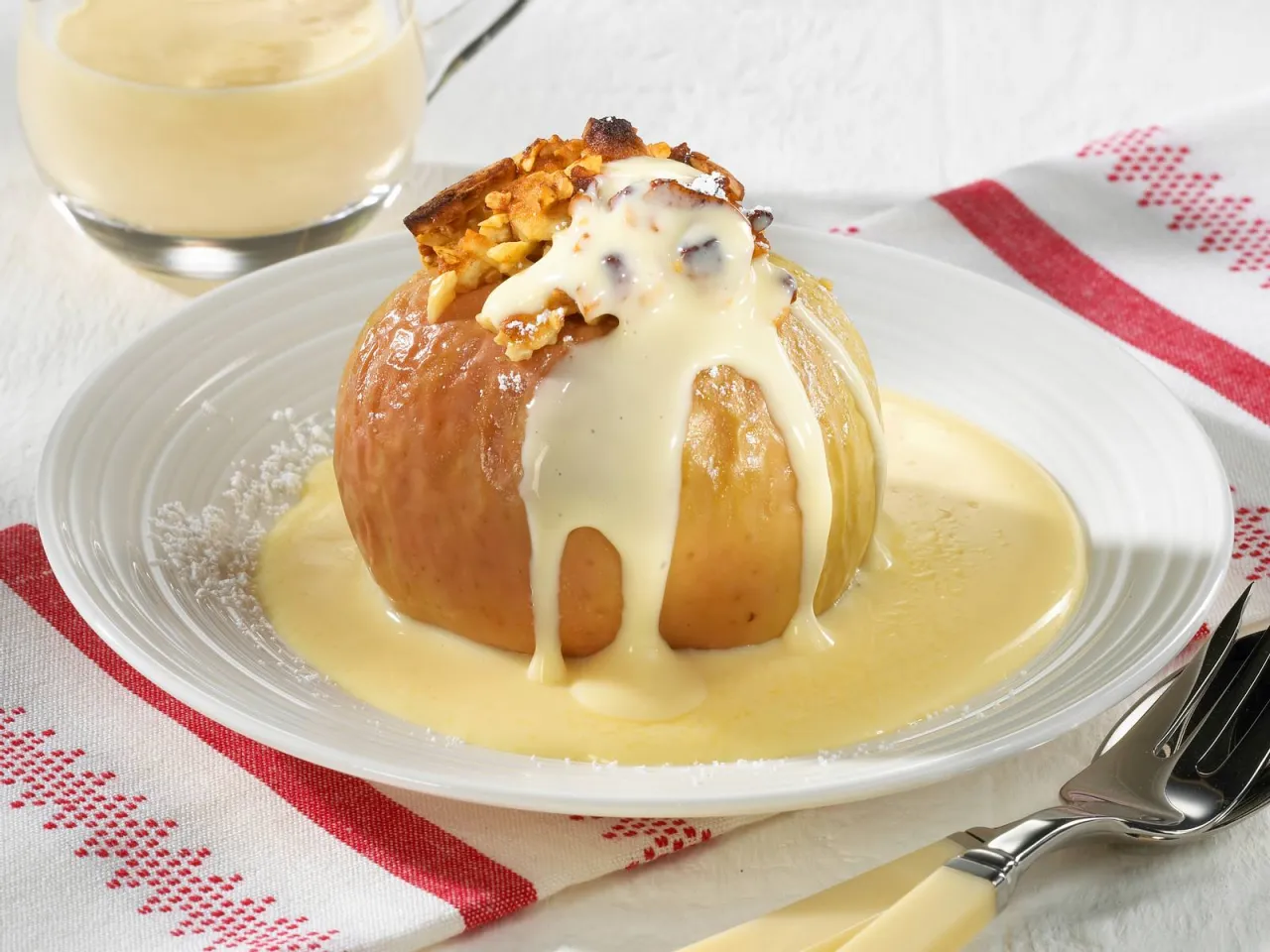 Klassischer Bratapfel mit Marzipanfüllung