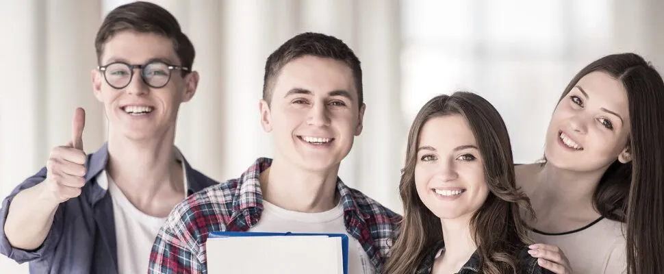 Młodzi ludzie uczący się do matury z biologii i chemii