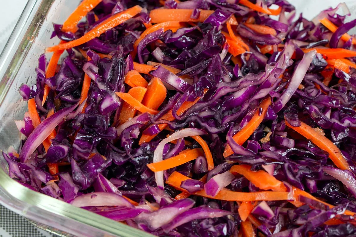 Kolorowe surówki do ryby