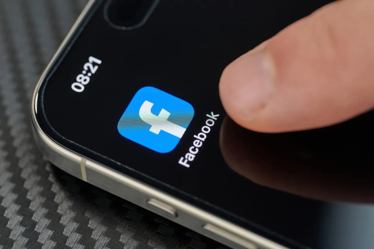 ikona app store i facebook aplikacja