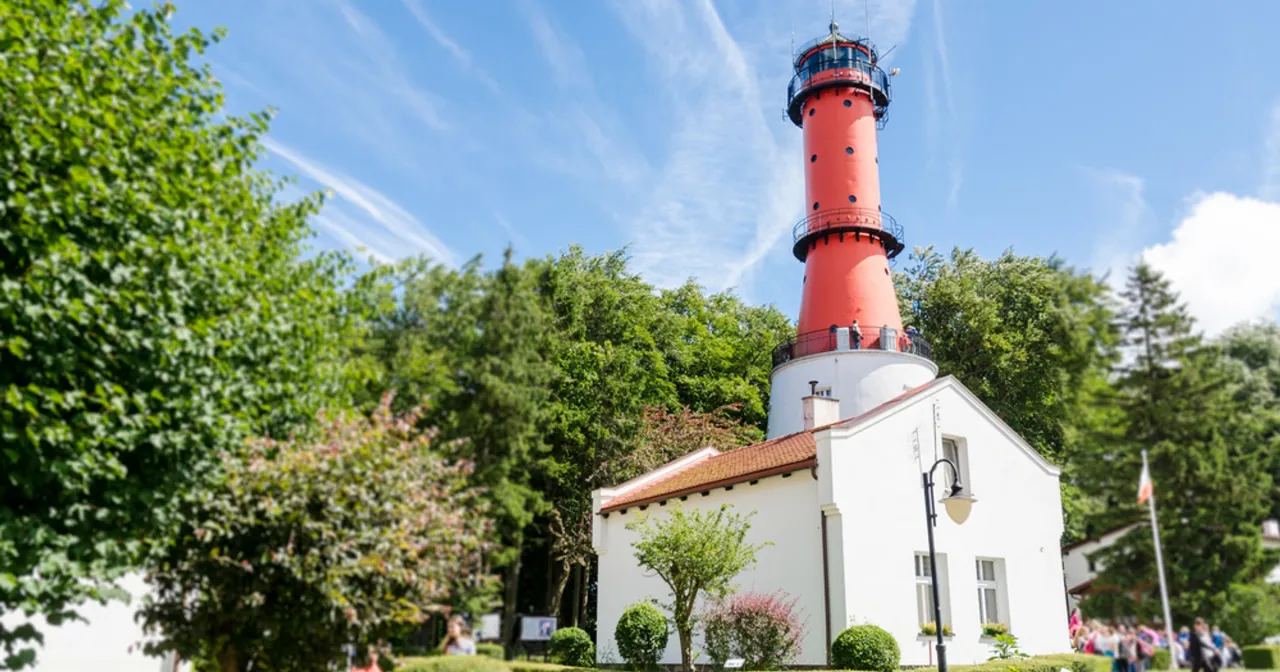 Czerwona latarnia morska i biały budynek to główne atrakcje, które warto zobaczyć w Jastrzębiej Górze.