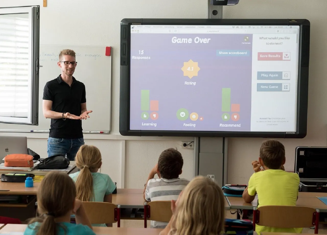 nauczycielka z dziećmi przy tablicy interaktywnej w przedszkolu