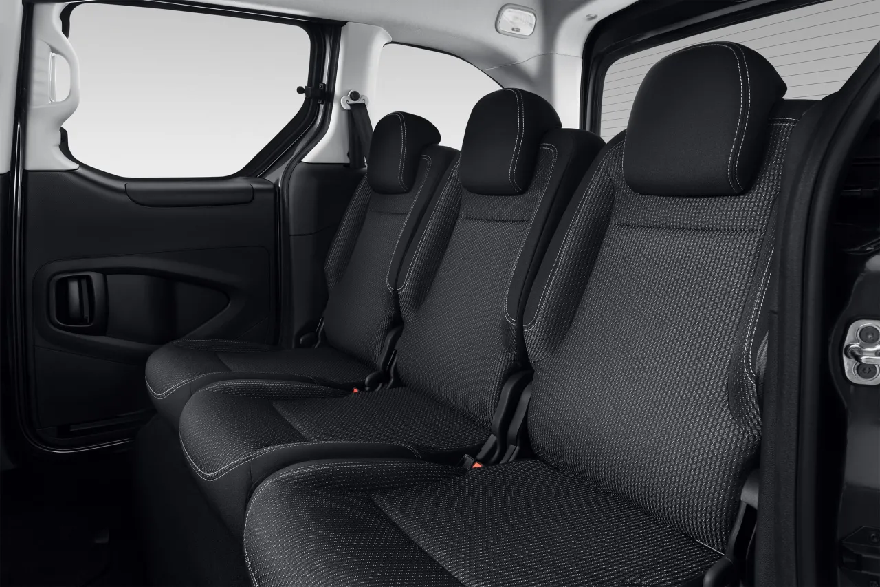 Minivan wnętrze trzy fotele ISOFIX