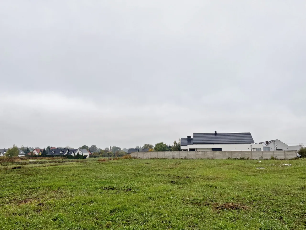 przykładowa działka budowlana z mediami