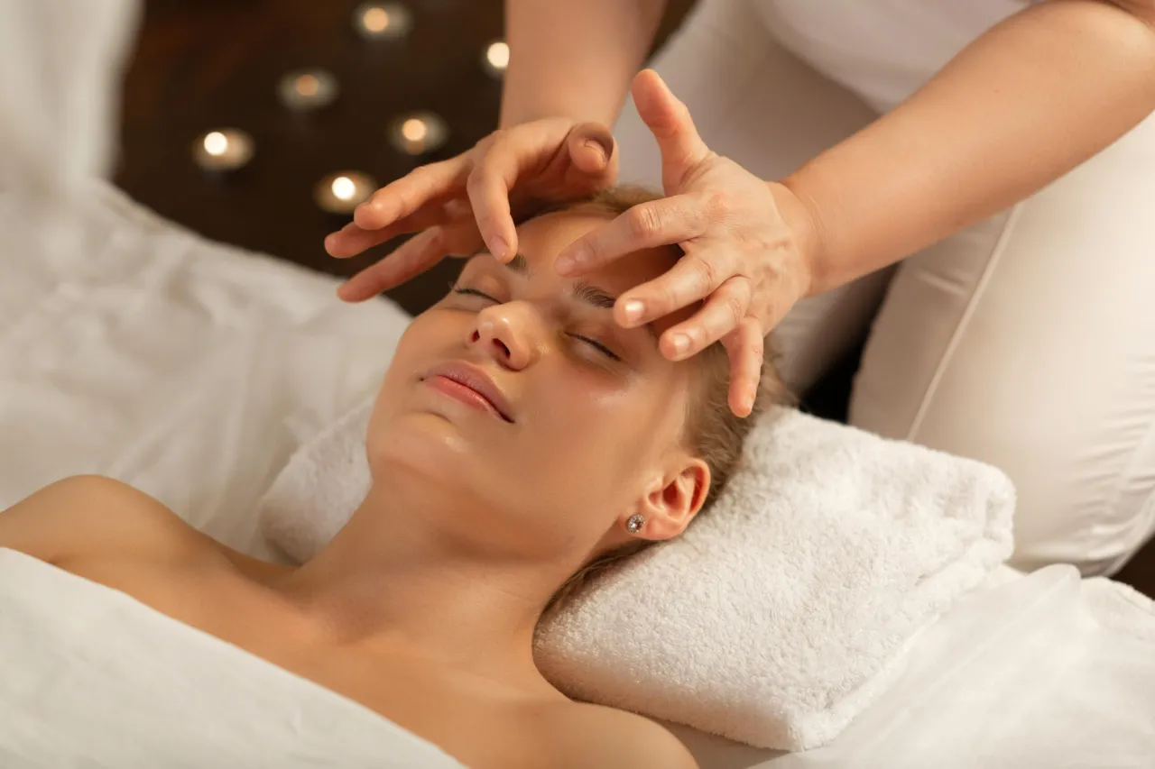 relaksujący masaż twarzy spa